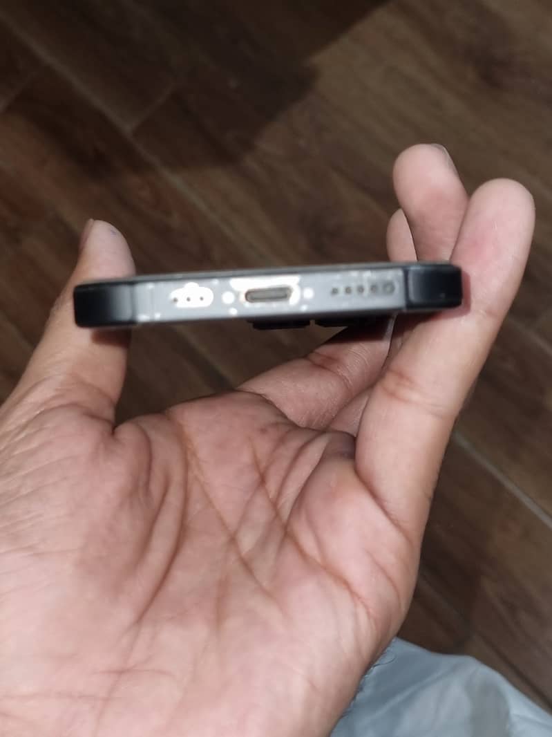 Apple iPhone 16 Pro 1