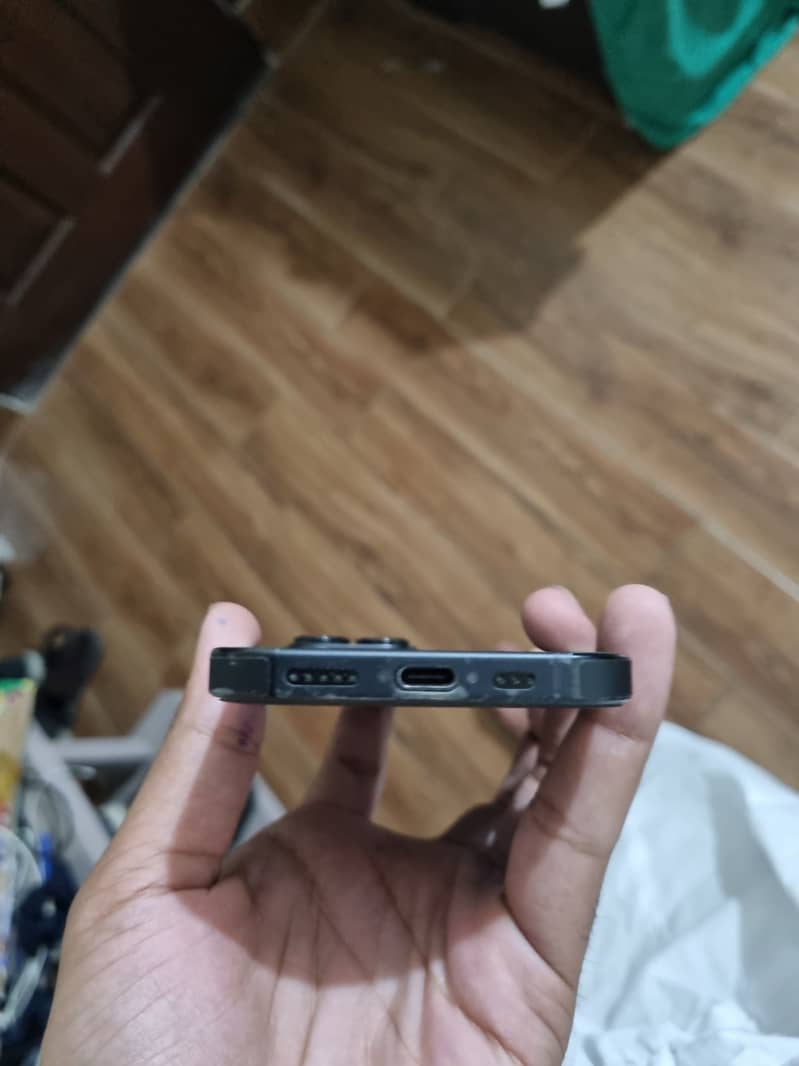 Apple iPhone 16 Pro 3