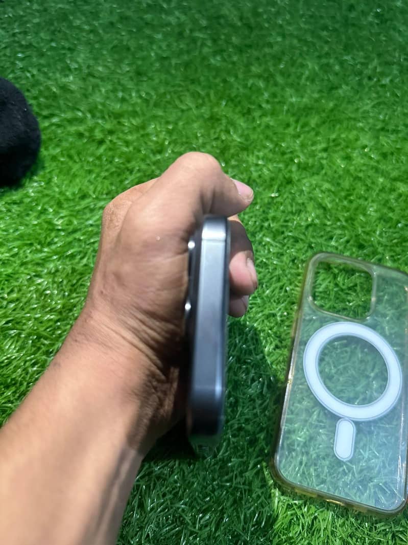 Apple iPhone 15 Pro 4