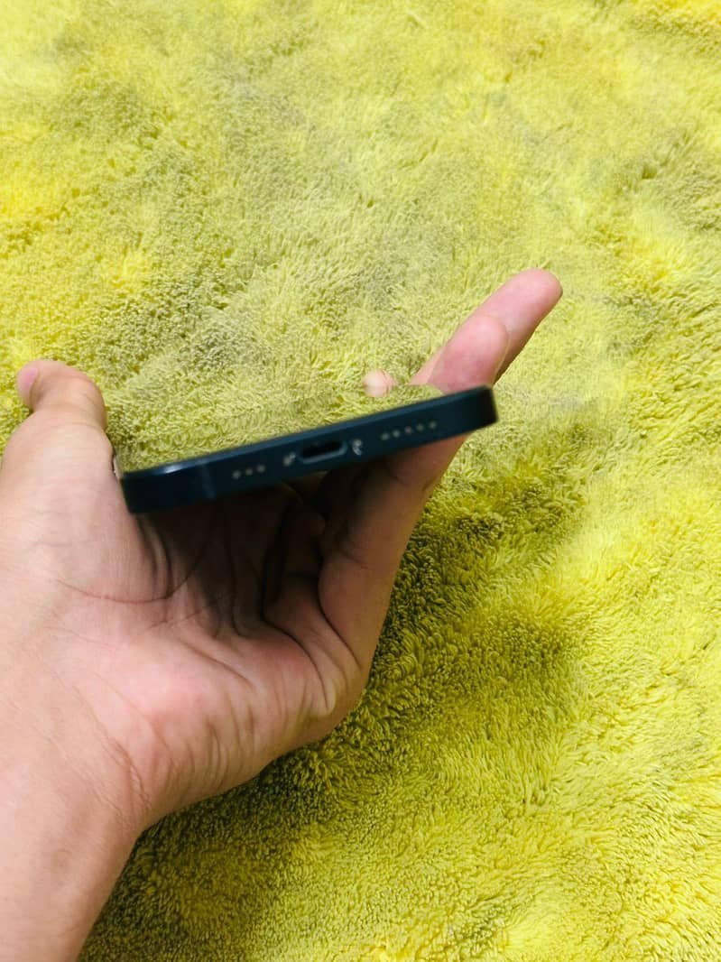 Apple iPhone 12 4
