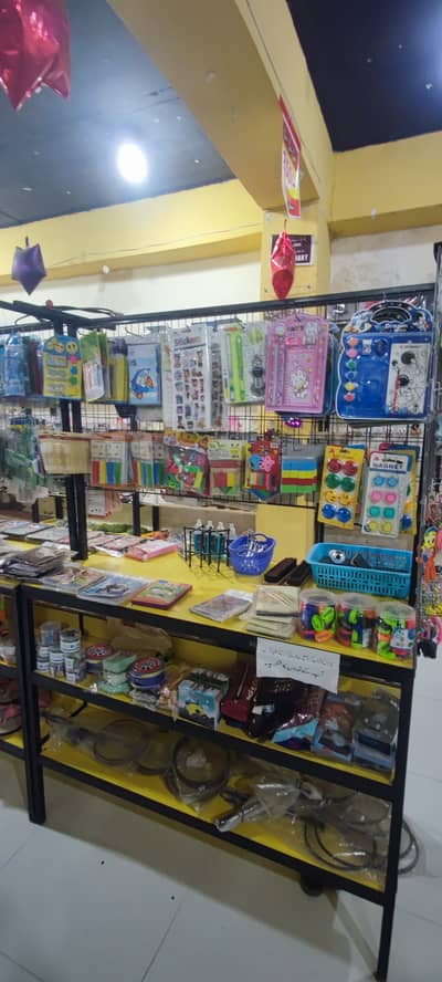 Corner and center racks for shops