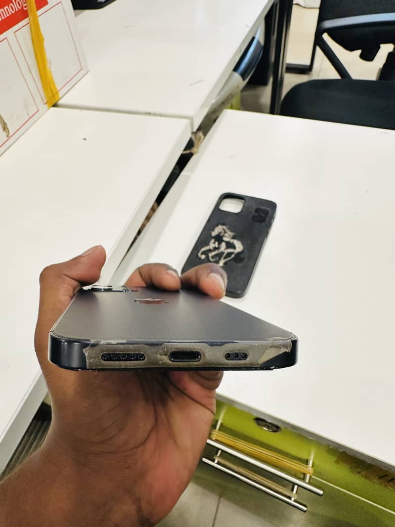Apple iPhone 12 1