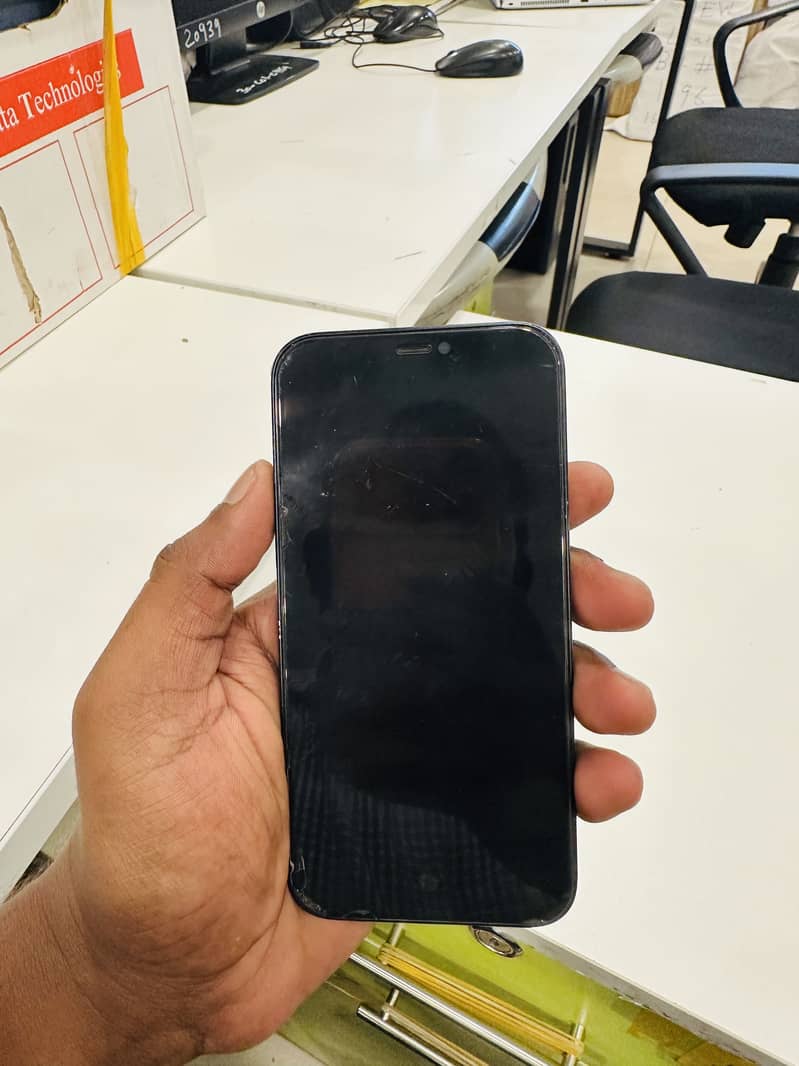 Apple iPhone 12 4