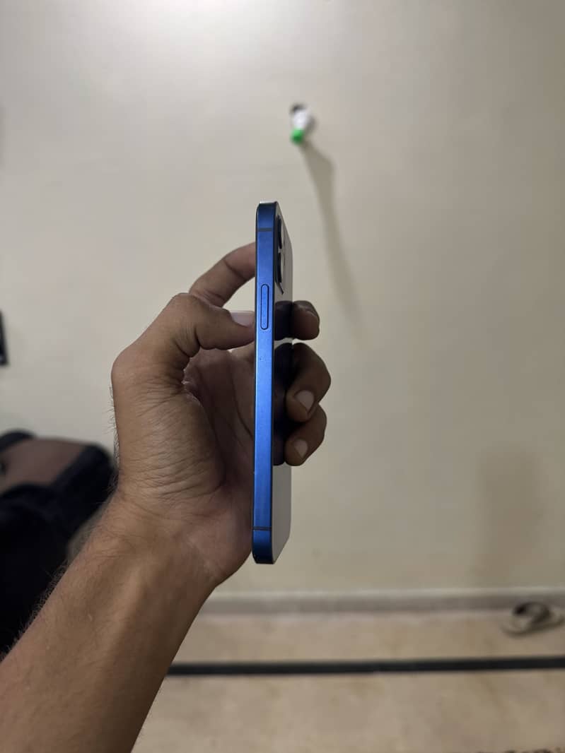 iPhone 12 4