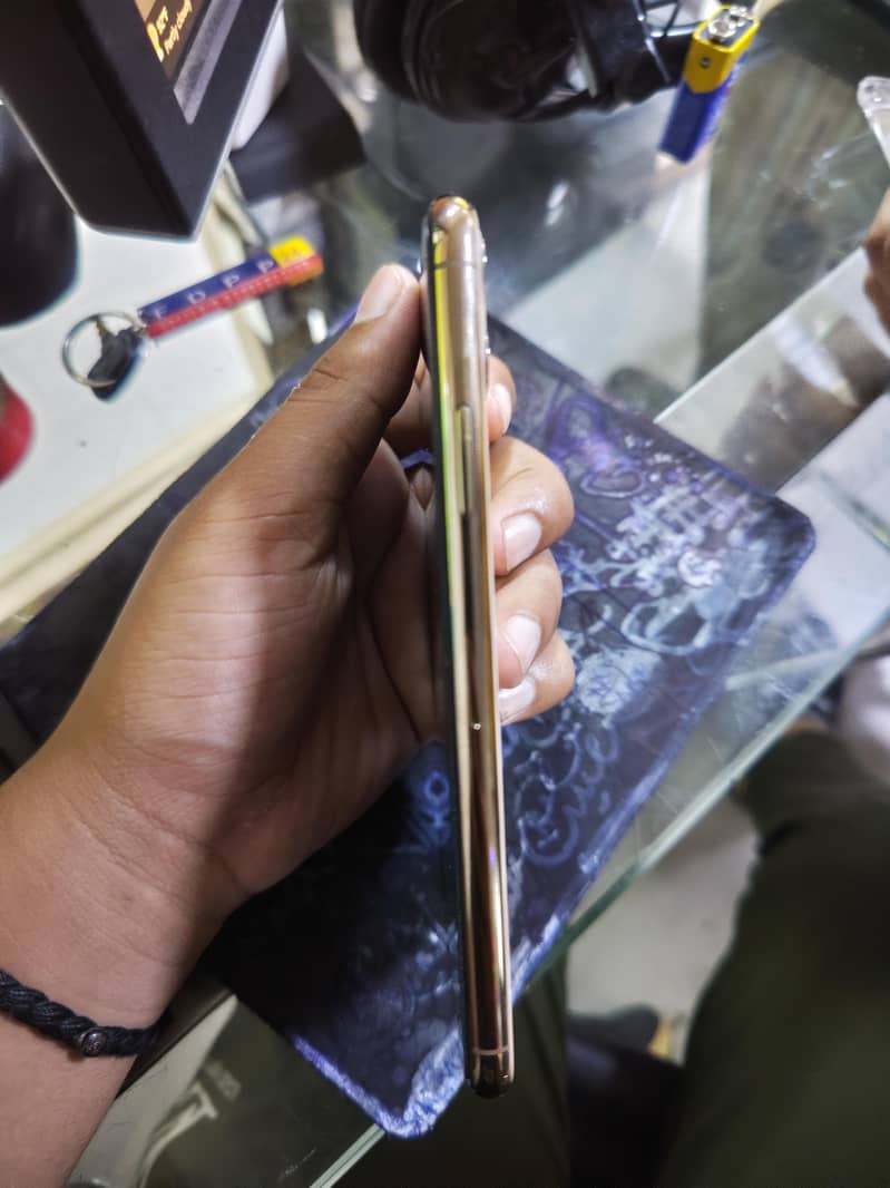Apple iPhone 11 Pro Max 2