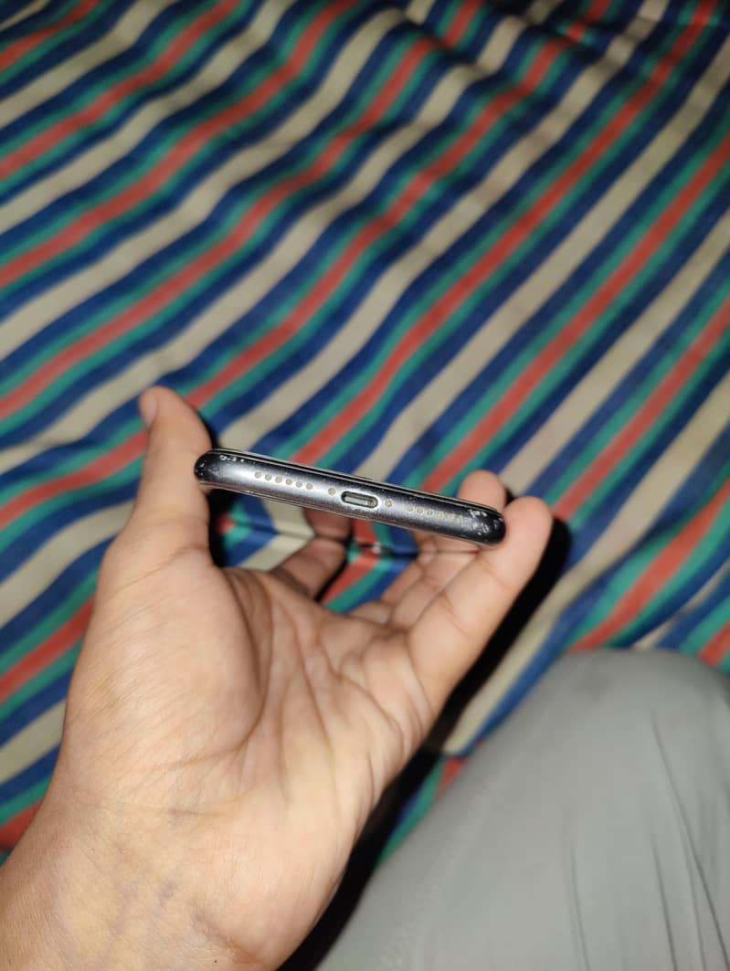 Apple iPhone 11 4