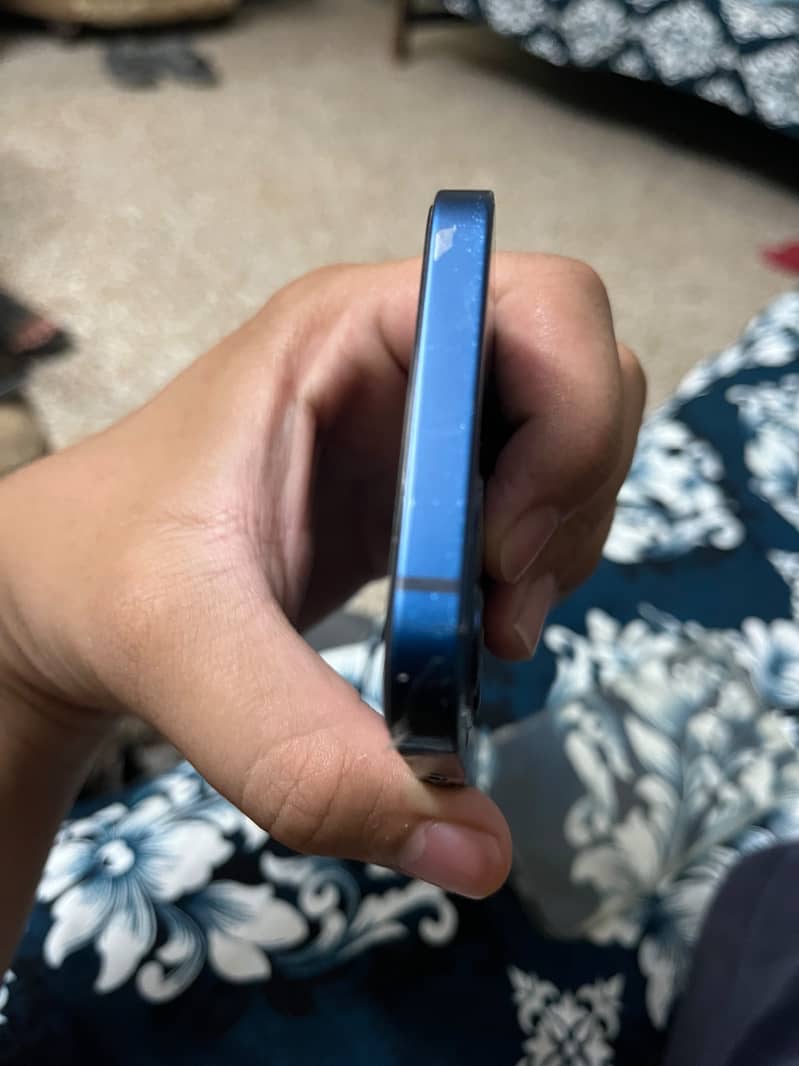 Apple iPhone 12 4