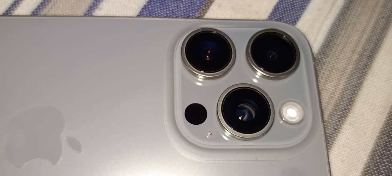 Apple iPhone 15 Pro Max 2