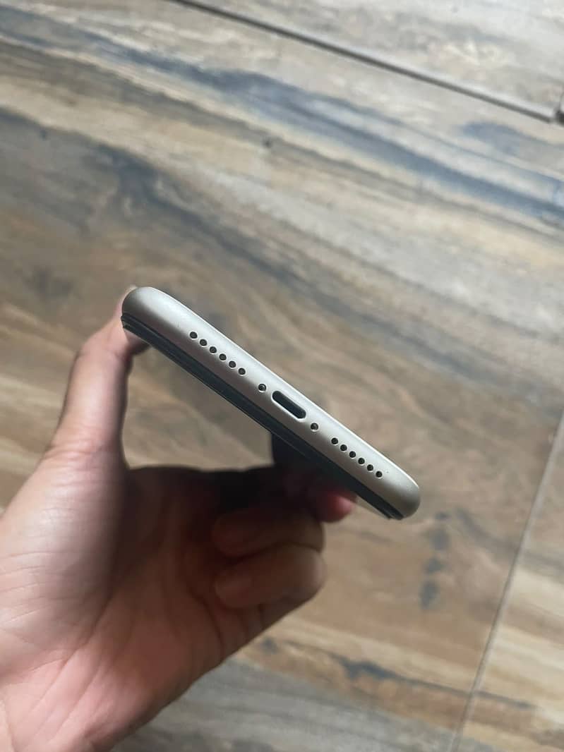 Apple iPhone 11 4