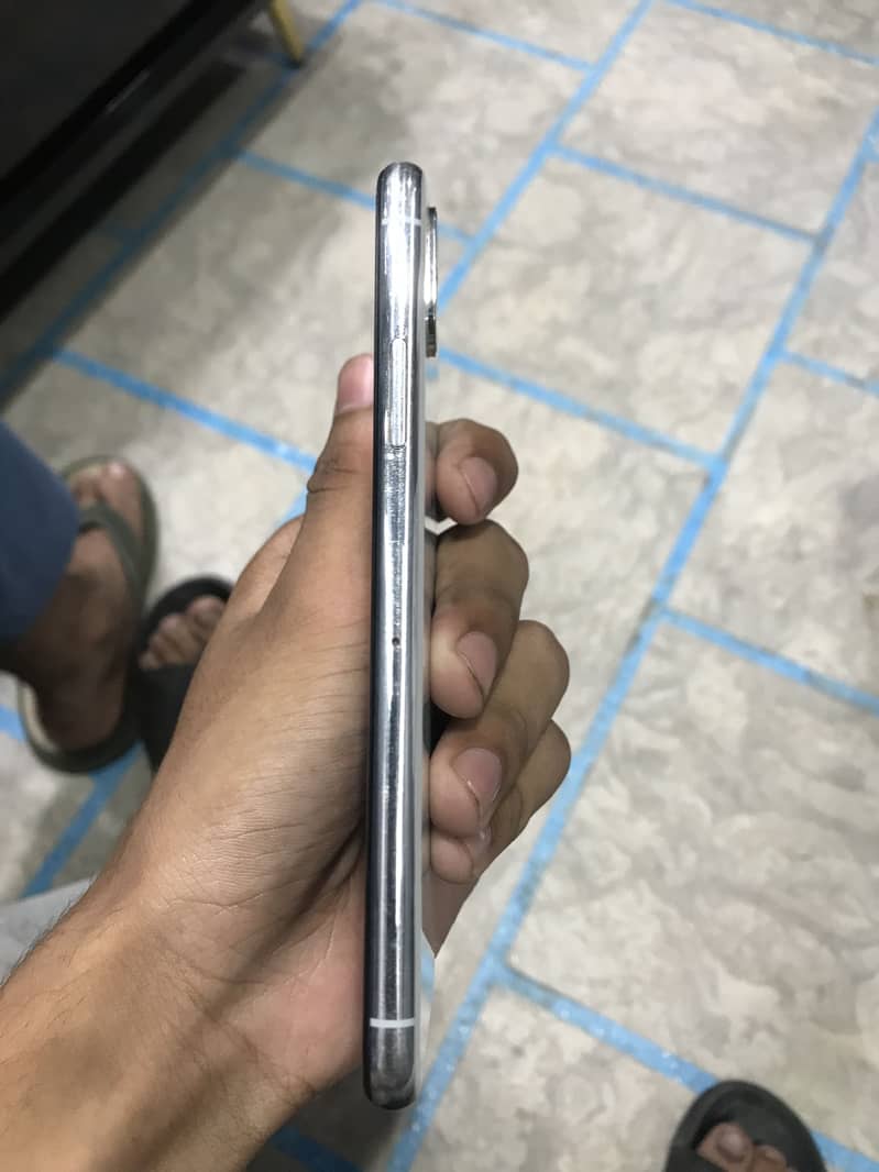 Apple iPhone XS 4