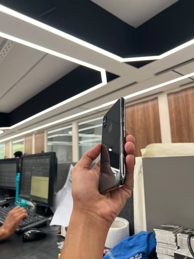 Apple iPhone X 3