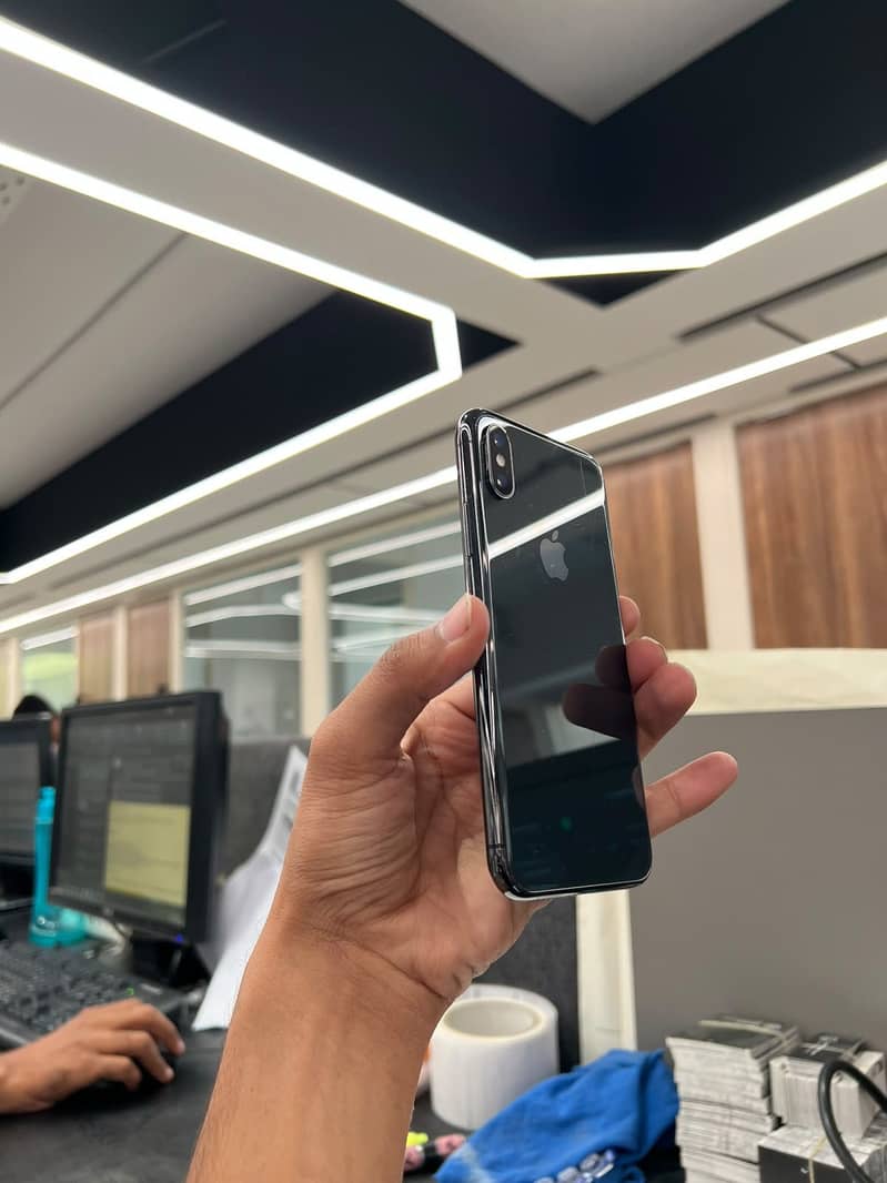 Apple iPhone X 4
