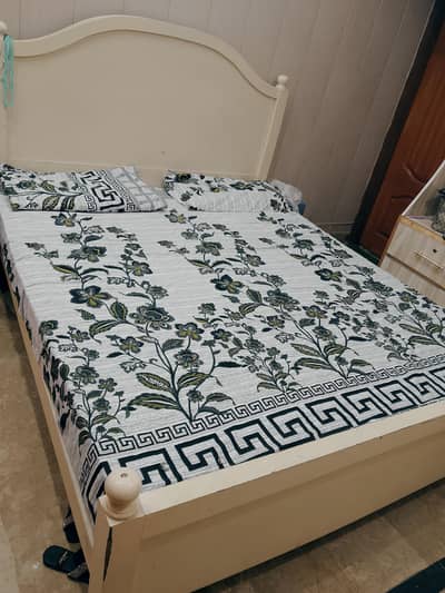 queen bed in good condition with mattress