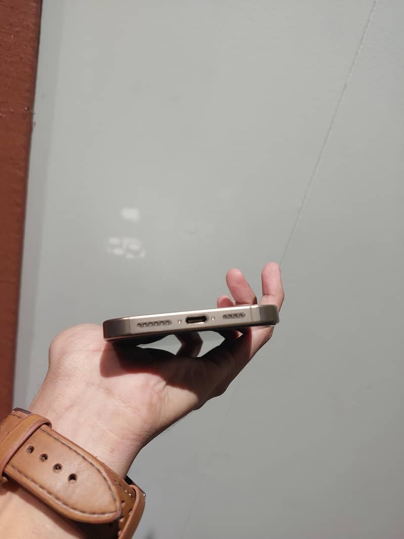 Apple iPhone 16 Pro Max 1