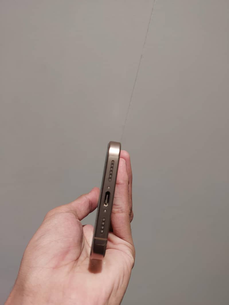 Apple iPhone 16 Pro Max 2