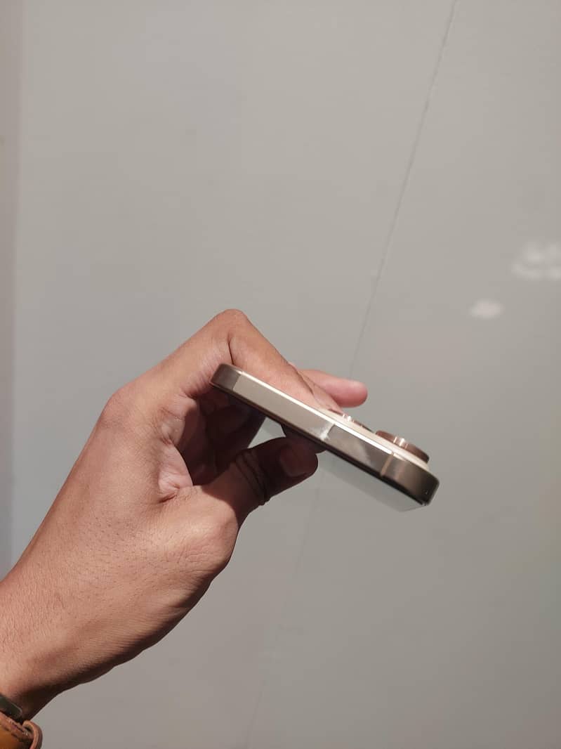 Apple iPhone 16 Pro Max 4