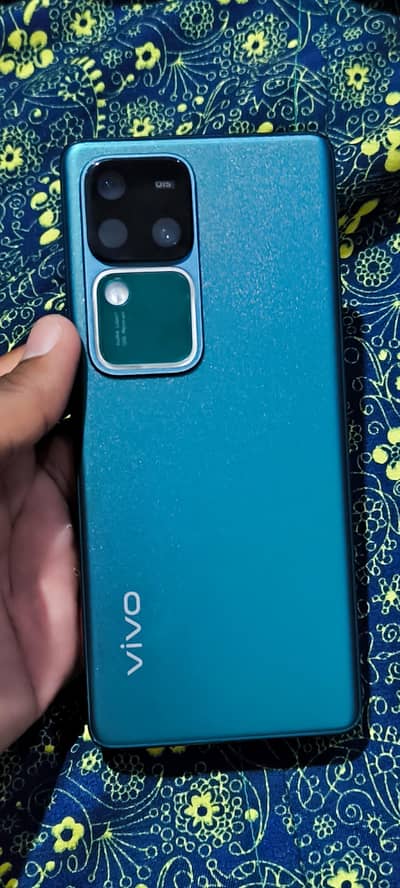 Vivo V30