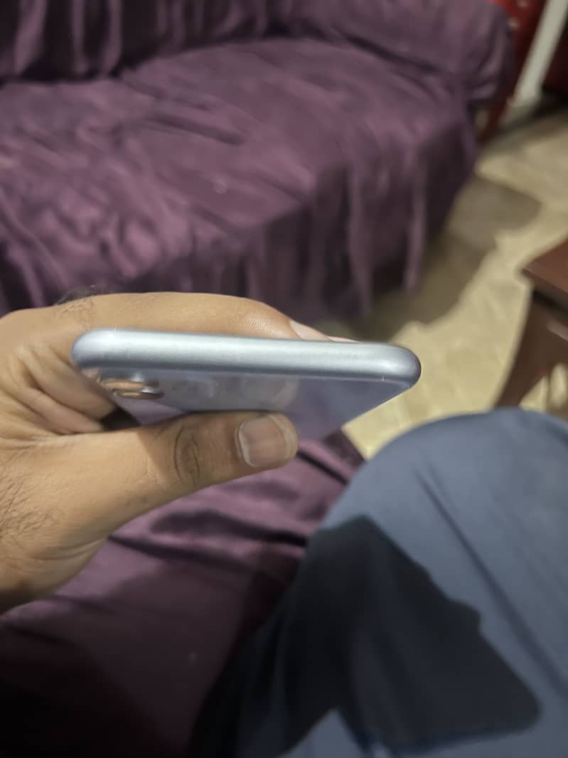 Apple iPhone 11 3