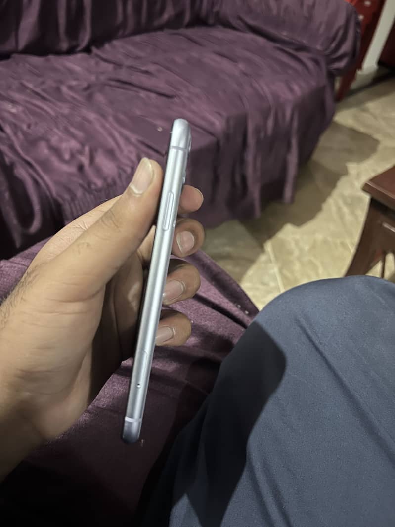 Apple iPhone 11 4