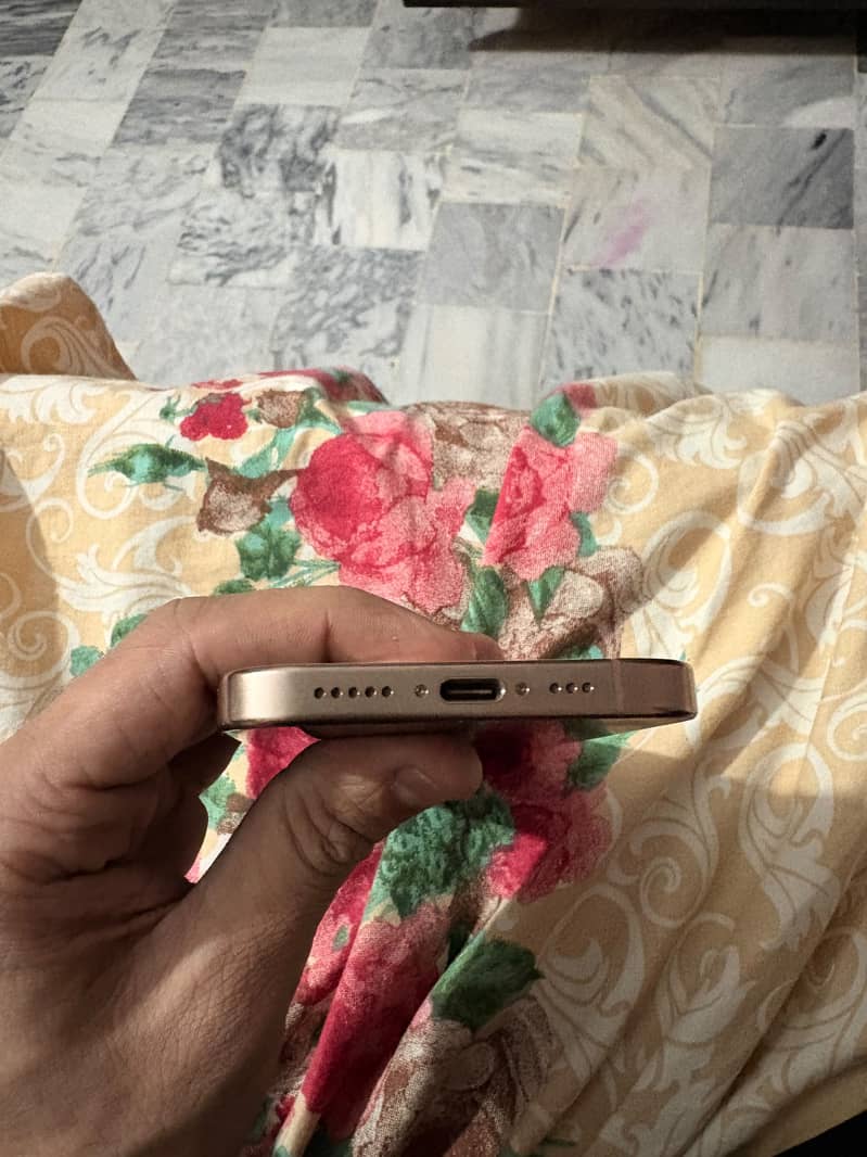 Apple iPhone 16 Pro 1