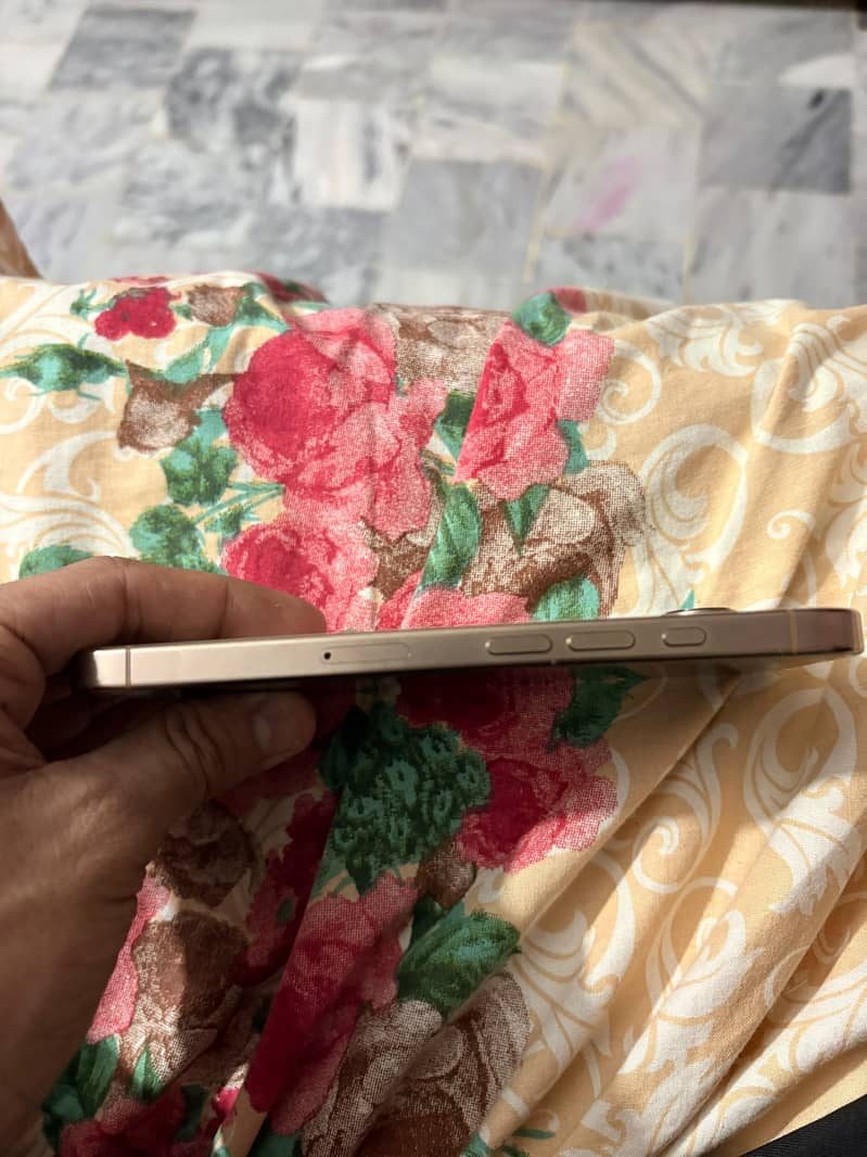 Apple iPhone 16 Pro 3