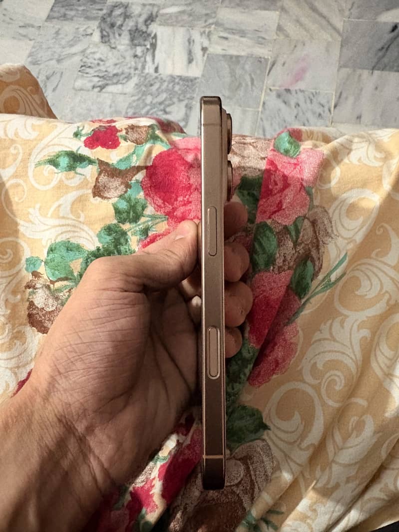 Apple iPhone 16 Pro 4