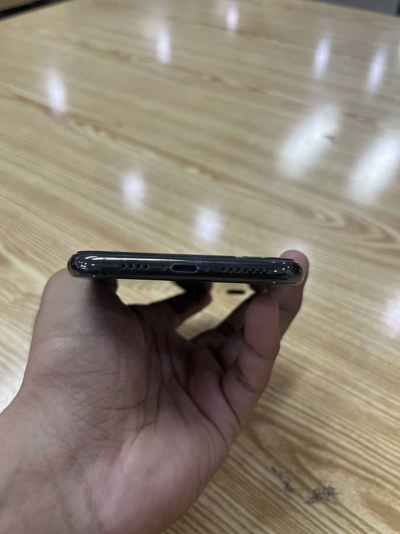 Apple iPhone XS Max 4