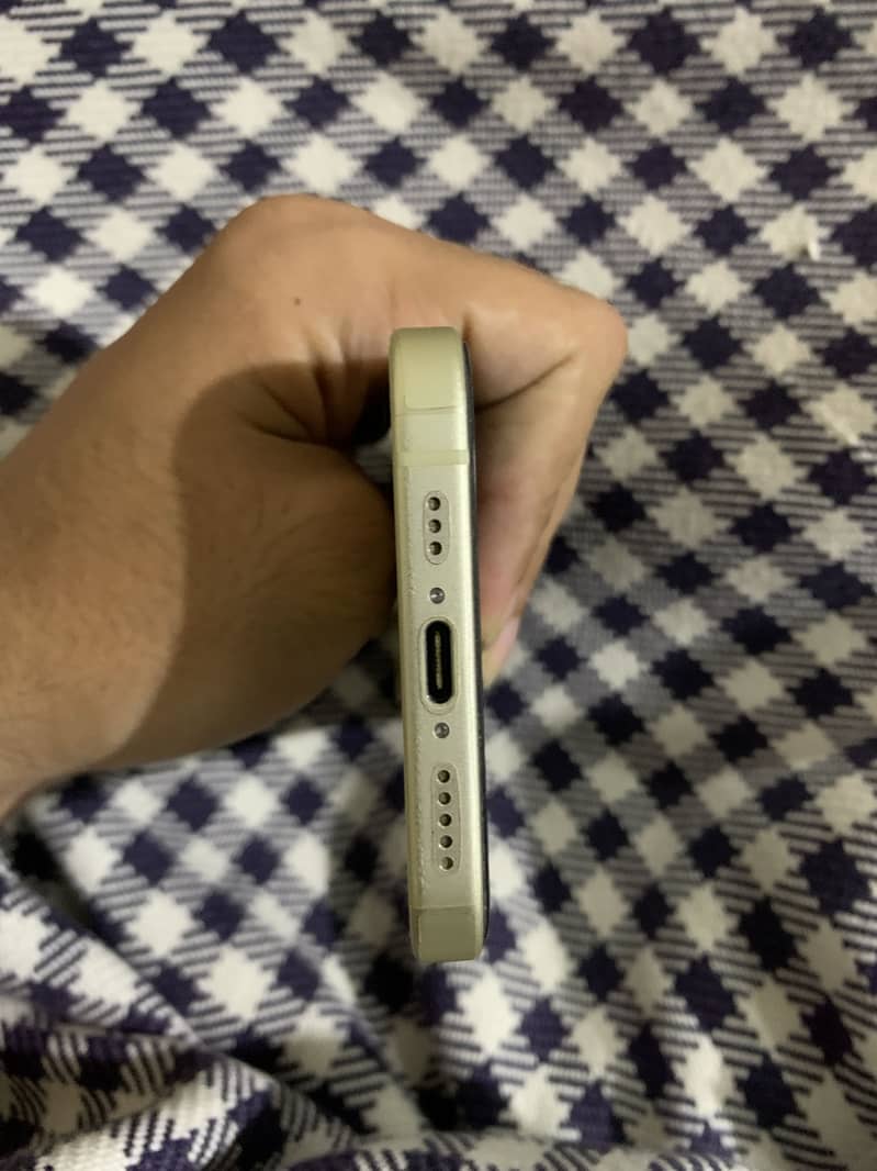 Apple iPhone 15 4