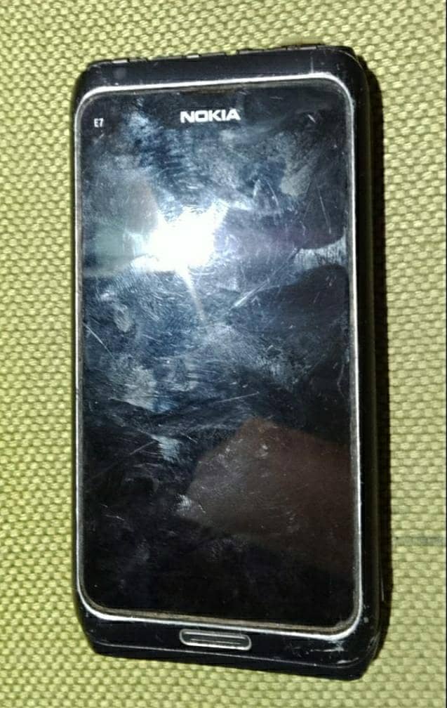Nokia E7 1