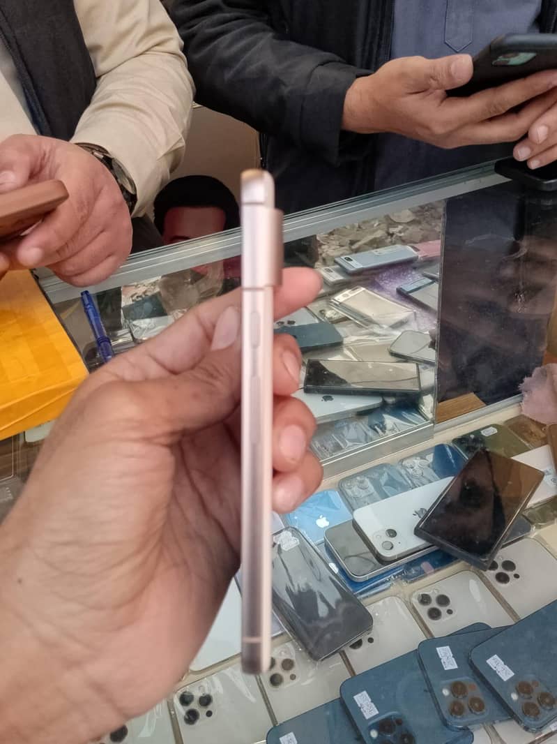 Google Pixel 8 4