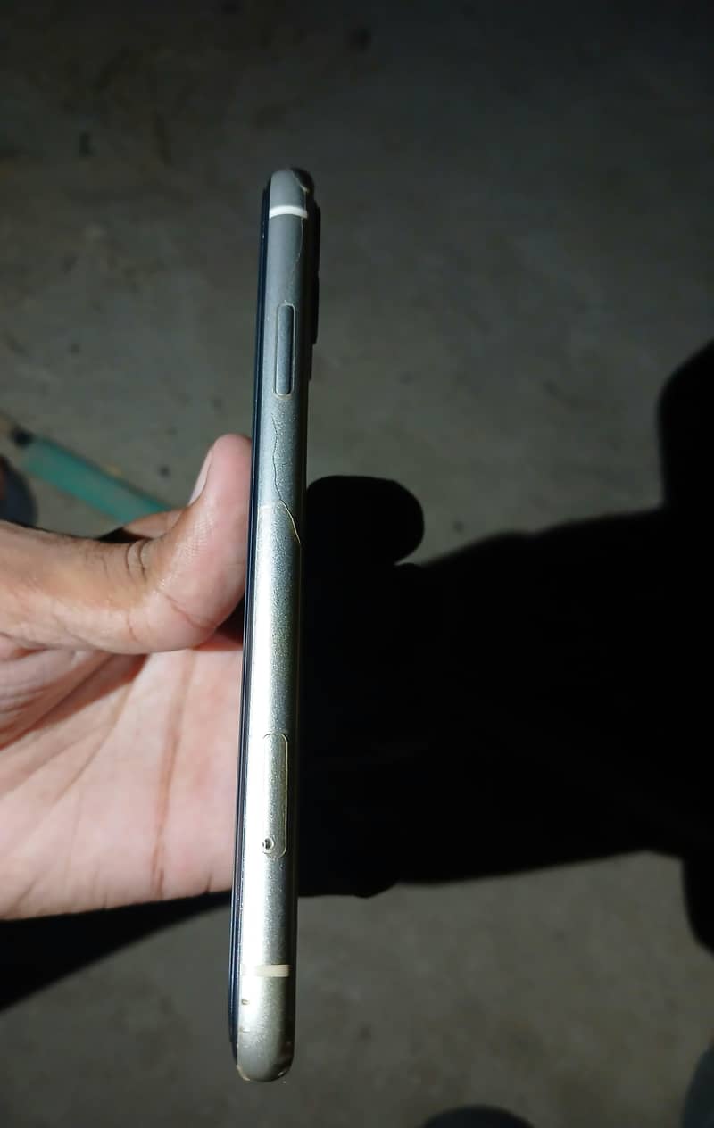 Apple iPhone 11 3