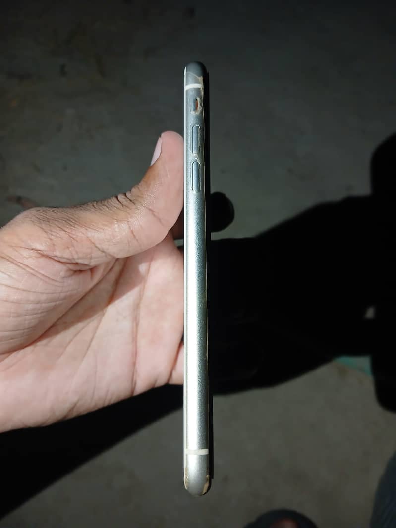 Apple iPhone 11 4