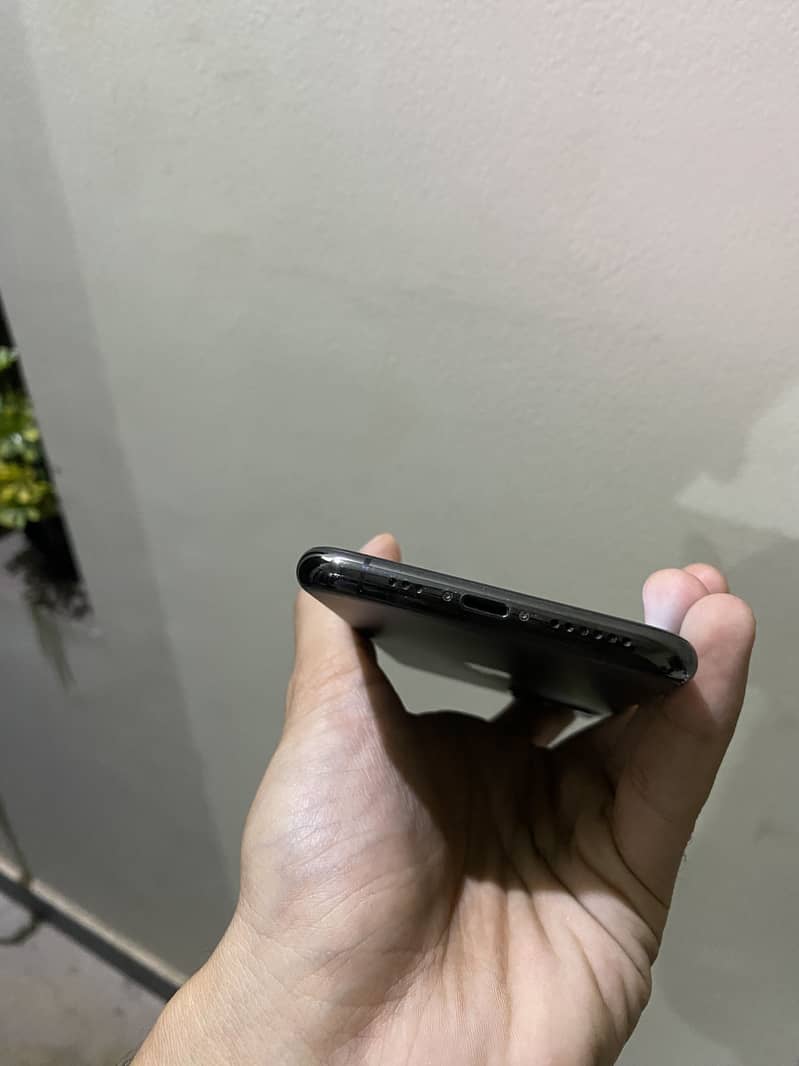 Apple iPhone 11 Pro 4