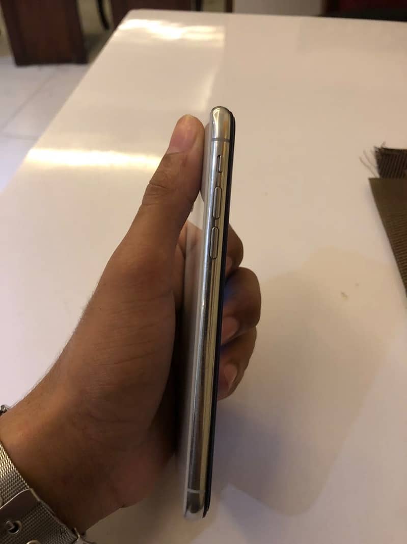 Apple iPhone X 4
