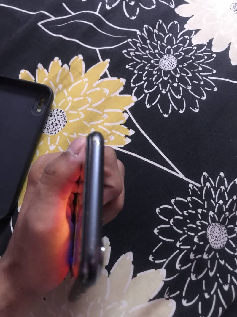 Apple iPhone X 4