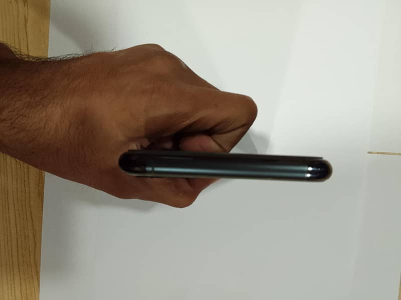 Apple iPhone 11 Pro Max 4