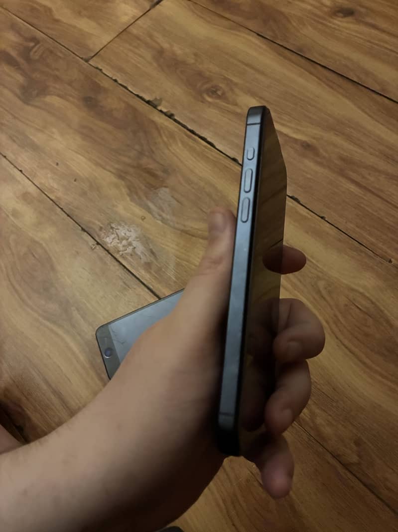 iPhone 15 Pro Max 5