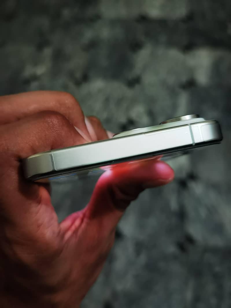 Apple iPhone 15 Pro Max 4