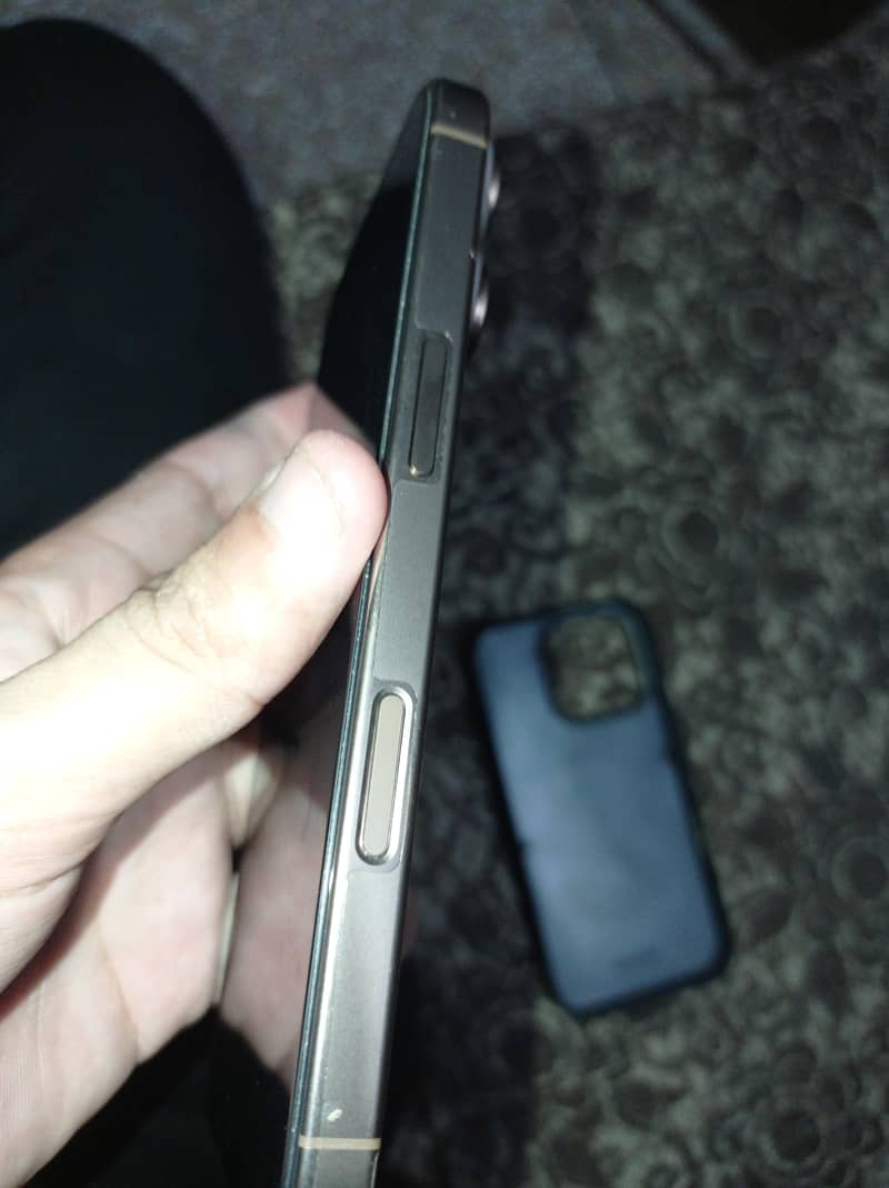 Apple iPhone 16 Pro 3