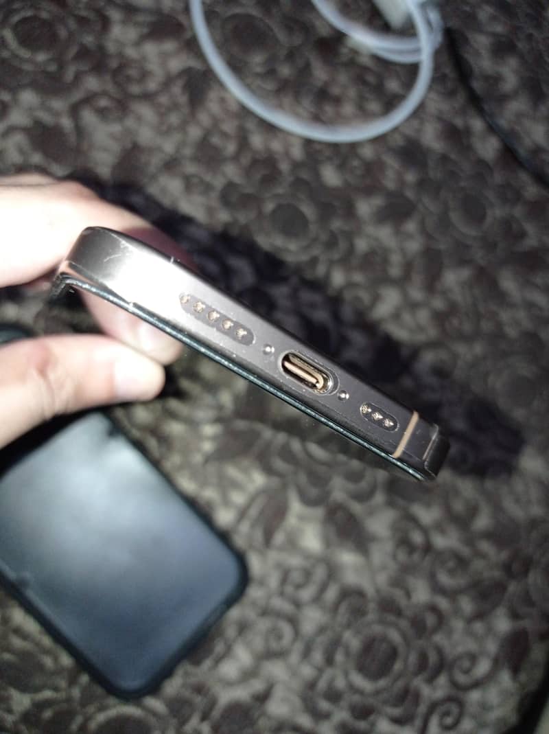 Apple iPhone 16 Pro 4