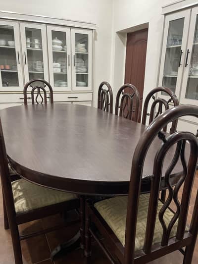 Dining table. 8 sitters