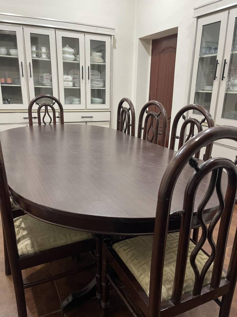 Dining table. 8 sitters 0