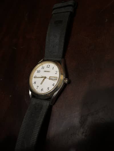 Seiko Quartz (Day/Date) field-style dress/casual watch from the 1990s