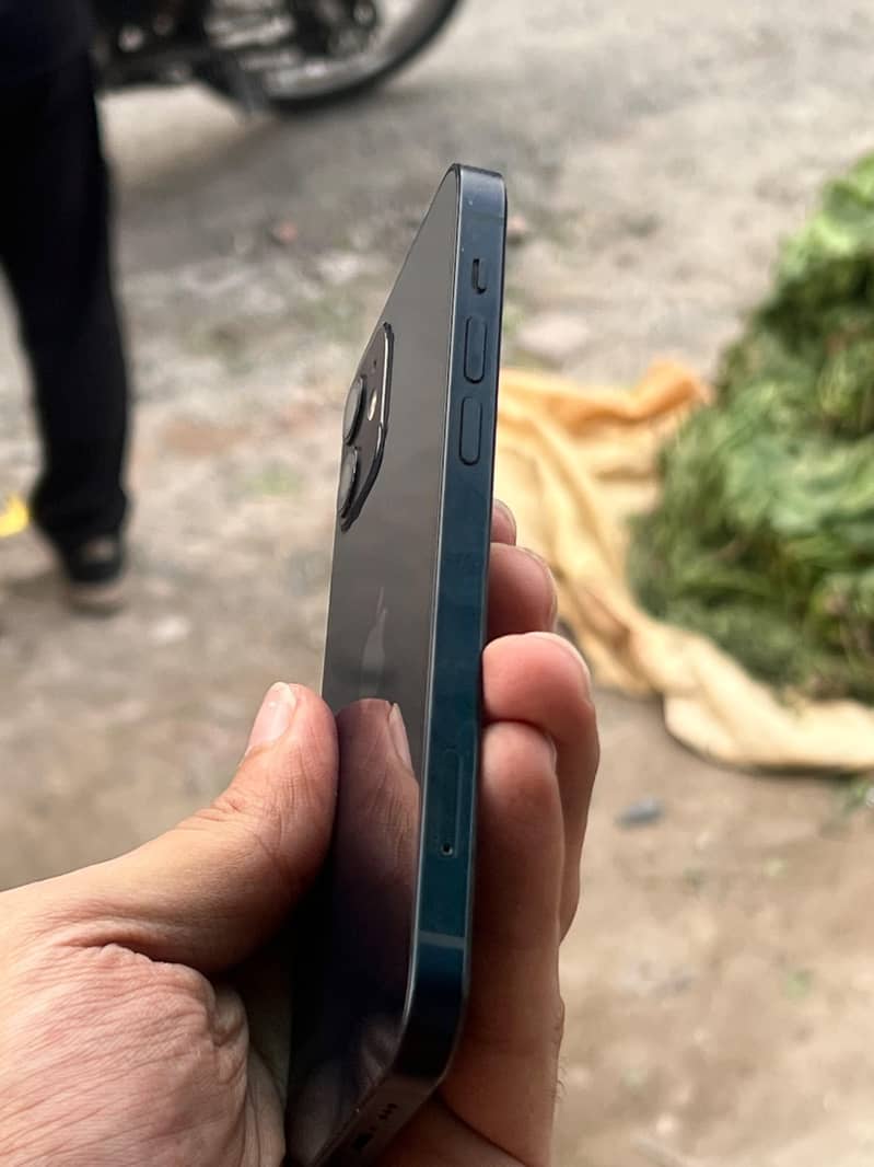 Apple iPhone 12 4