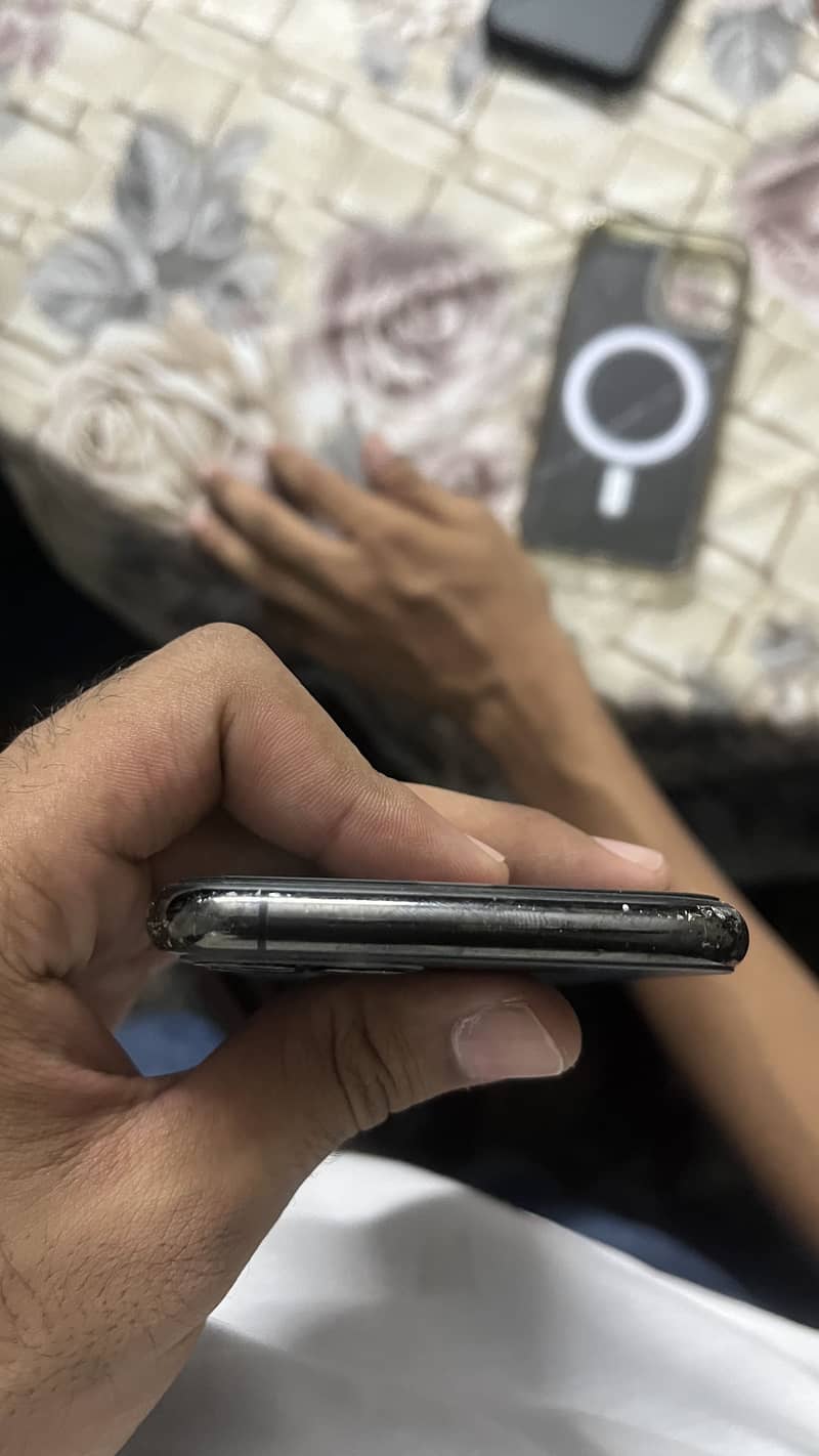 Apple iPhone 11 Pro 4