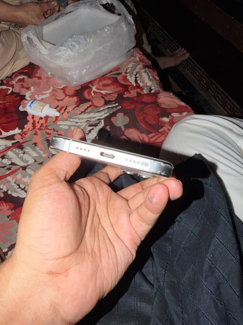 Apple iPhone 15 Pro Max 2