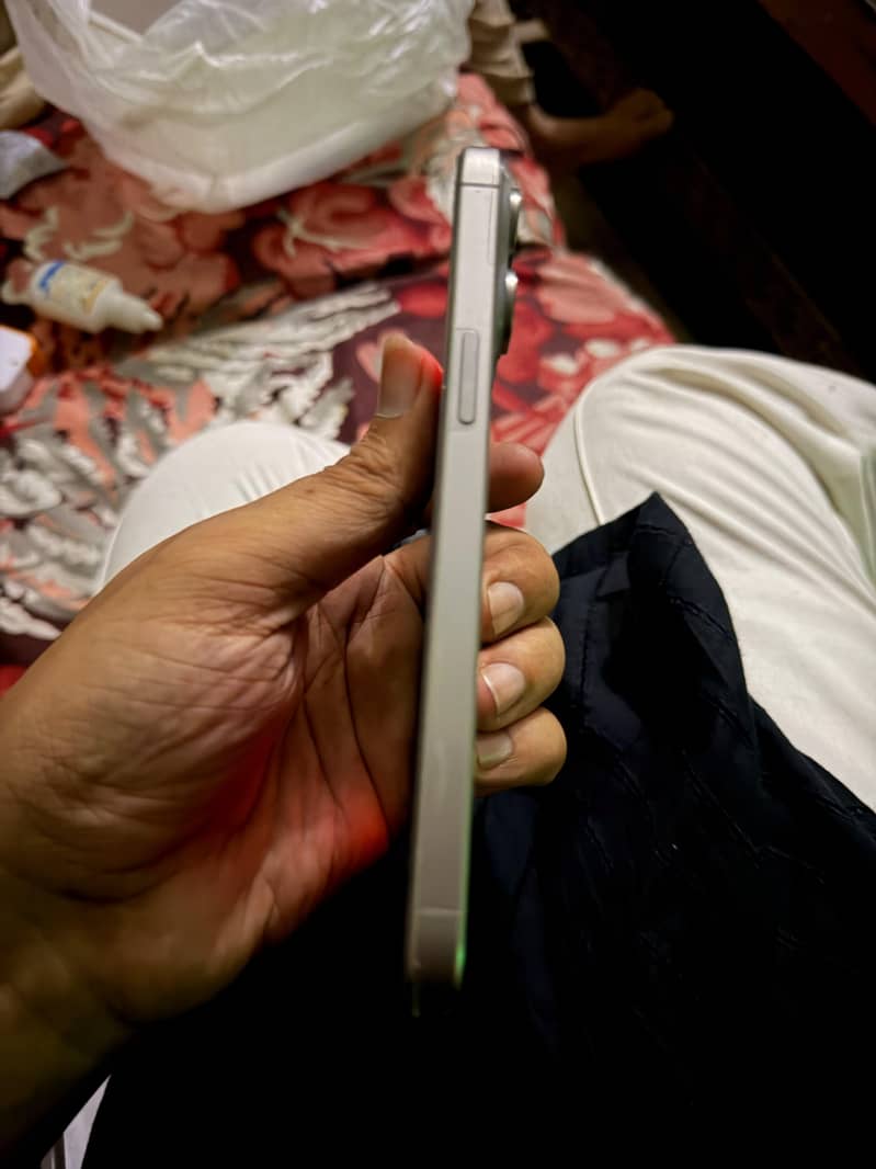 Apple iPhone 15 Pro Max 4