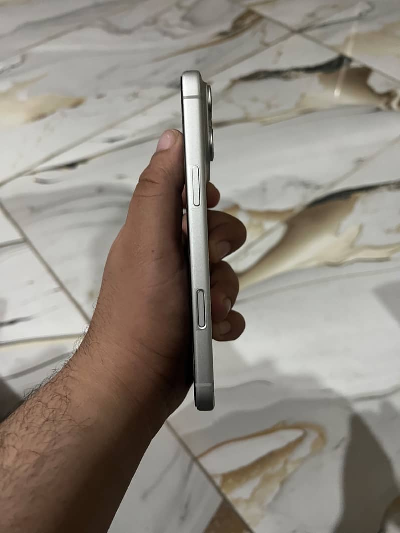 iPhone 17 Pro Max 4