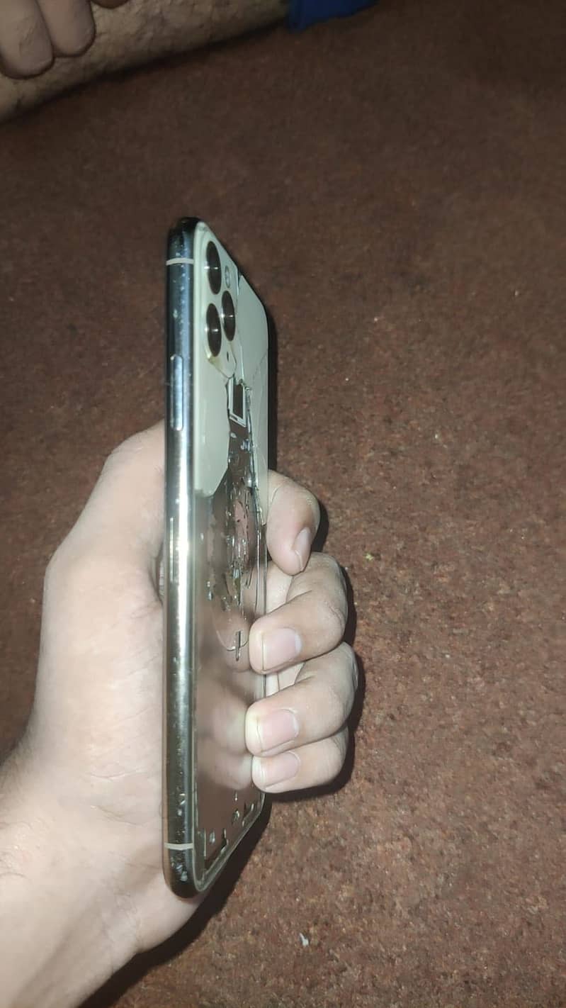 Apple iPhone 11 Pro Max 4