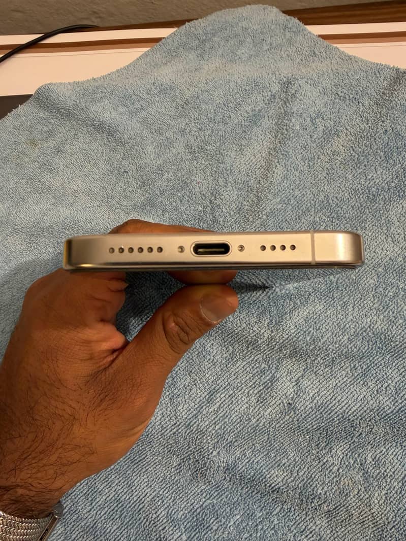 Apple iPhone 16 Pro Max 3